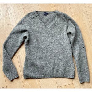 GAP Gray Sweater V neck / 100 % Lamb Wool / Size SP